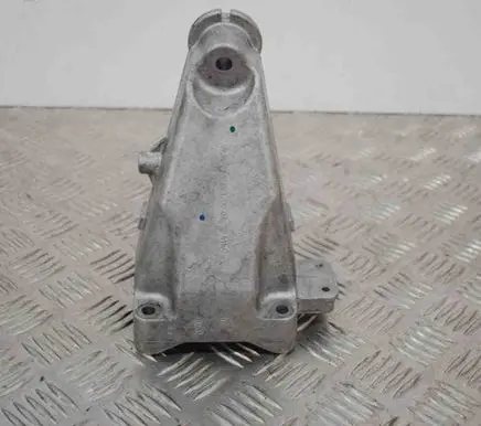 Mercedes-Benz C W205 Engine mounting bracket A2742231004