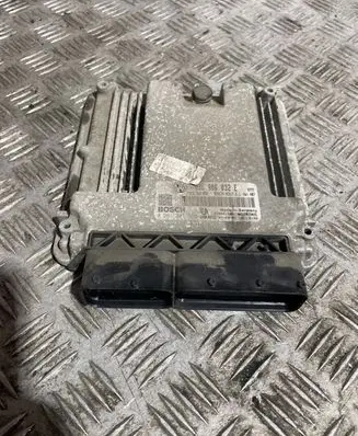 Volkswagen Golf V Engine control unit/module 03C906032E 03C906032 0261201355