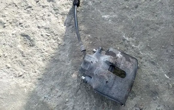 Ford Mondeo MK II Front brake caliper