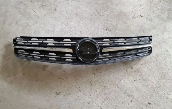 Opel Zafira C Front bumper upper radiator grill 9833128677