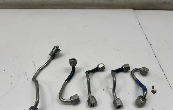 Fuel injector supply line/pipe