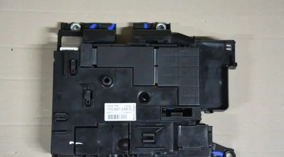 Volkswagen Touareg II Fuse module 7P0937548G