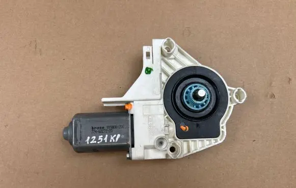 Volkswagen Touareg II Front door window regulator motor 8K0959801B