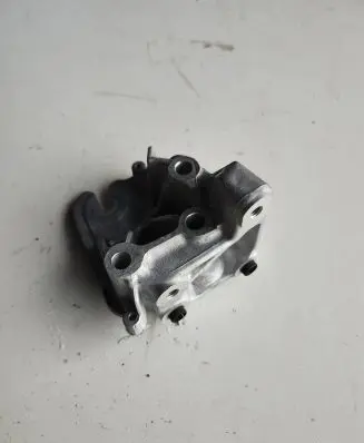 Engine mounting bracket
