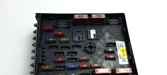Volkswagen PASSAT B6 Fuse module 3C0937125 M5111