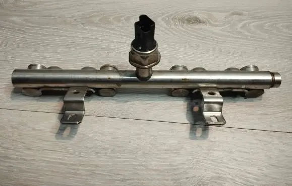 Peugeot 3008 I Fuel distributor 7568051 8C03