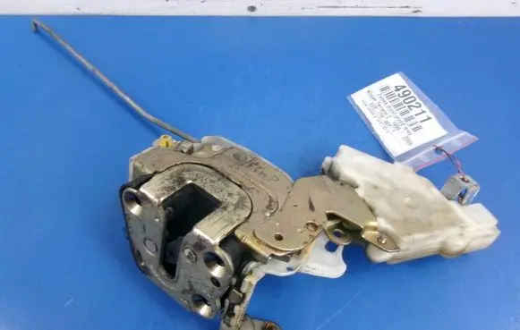 Nissan Terrano Front door lock 8055391L66