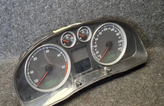 Volkswagen PASSAT B5 Speedometer (instrument cluster) 3B0920827A