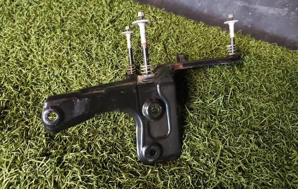 Mercedes-Benz S W221 Pneumatic air compressor holding bracket A2213200243