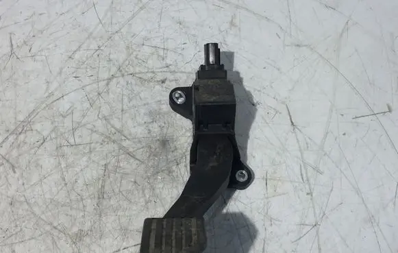 Accelerator throttle pedal