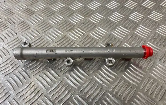 Volkswagen Polo VI Fuel distributor 04C133320G