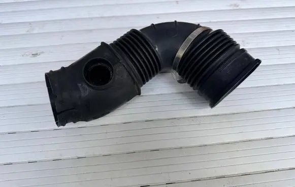 Opel Insignia A Turbo air intake inlet pipe/hose 55561787