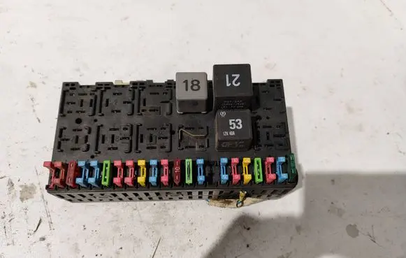 Volkswagen Golf III Fuse box set 357937039