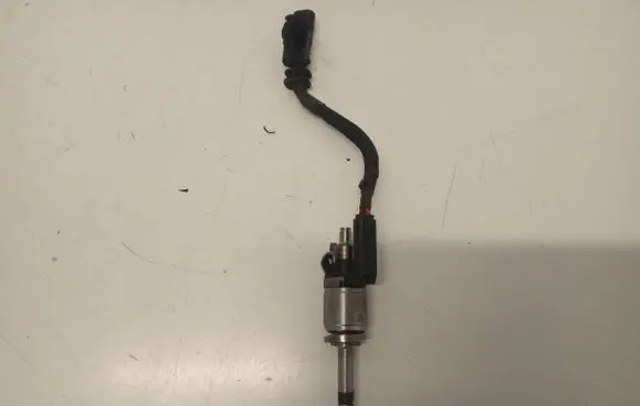 Volvo XC60 Fuel injector 31303495 0457B
