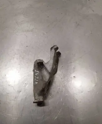 Engine mounting bracket