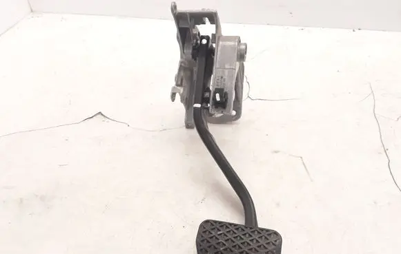 BMW 1 E81 E87 Brake pedal 6751975 678711 35006751975