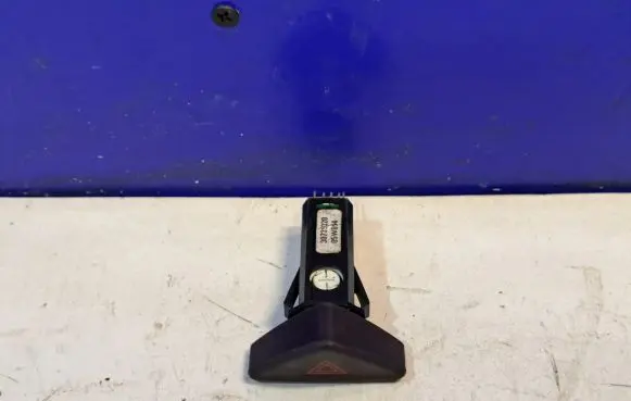Volvo V70 Hazard light switch 30739320