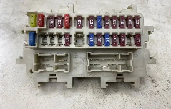 Nissan Pathfinder R51 Fuse module EA00A 4647EA00A
