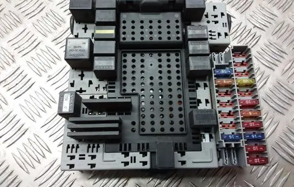 Volvo V70 Fuse module 8676286 8645729 9162316
