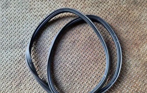 BMW 1 F40 Trunk rubber seal (body) 7456072
