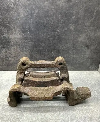 Volkswagen Touran I Brake caliper pad carrier rear 