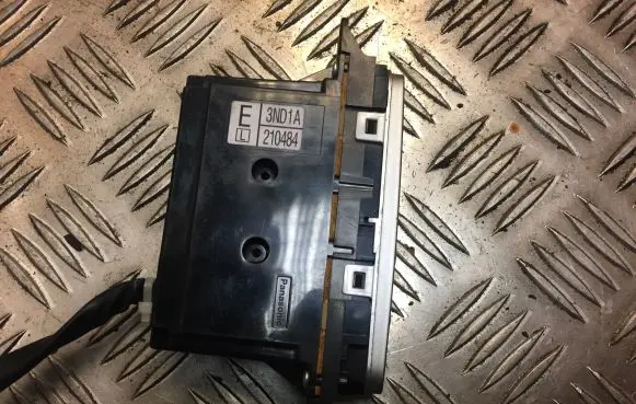 Nissan Leaf I (ZE0) Other switches/knobs/shifts E210484
