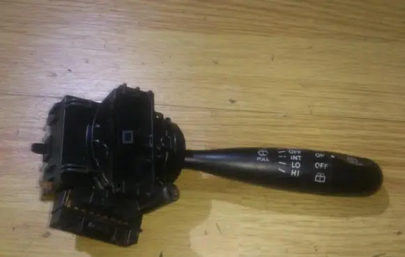 Toyota Yaris Wiper control stalk 173647