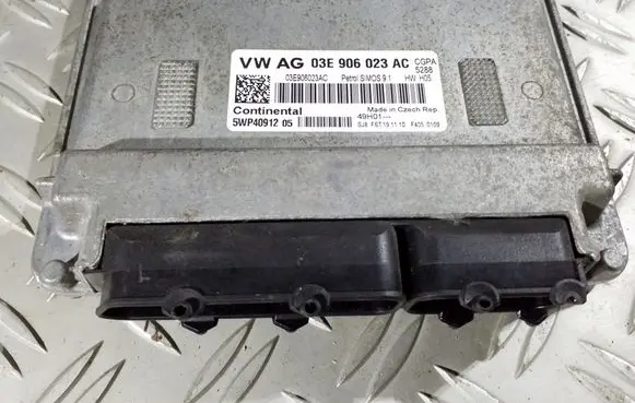 Skoda Fabia Mk2 (5J) Engine control unit/module 03E906023AC 5WP40912 5288