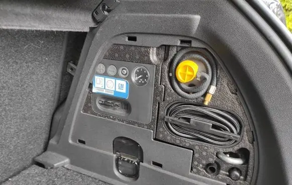 Opel Corsa D Tire air pump compressor 