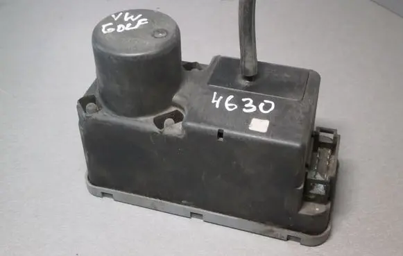 Volkswagen PASSAT B4 Central locking vacuum pump 1H0962257