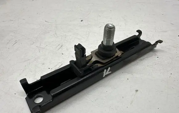 Maserati Ghibli Seat belt adjustment rail 622513900B