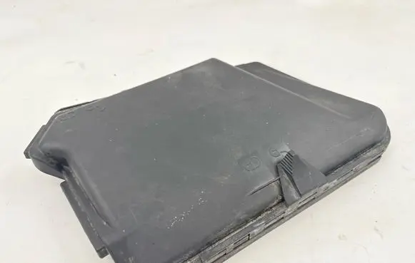 Mercedes-Benz E W211 Fuse box cover A2115400182