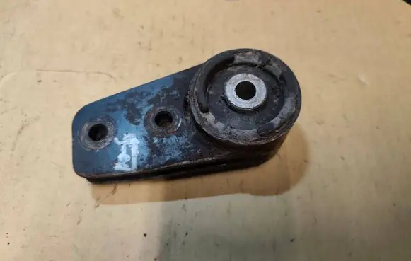 Chrysler Grand Voyager II Engine mount bracket