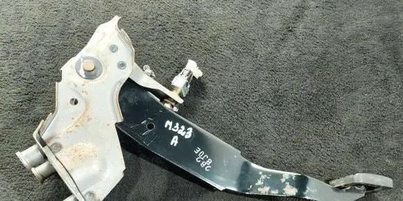 Mazda 323 F Brake pedal 8505