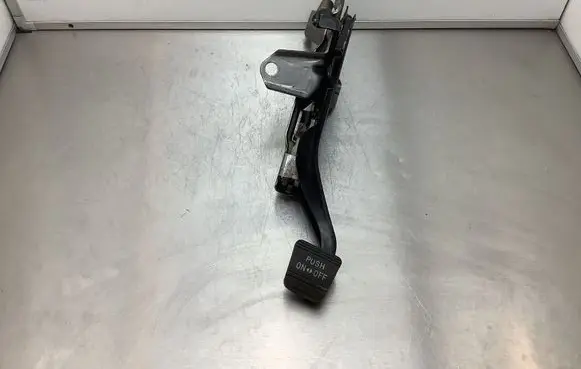 Toyota Prius (XW20) Brake pedal