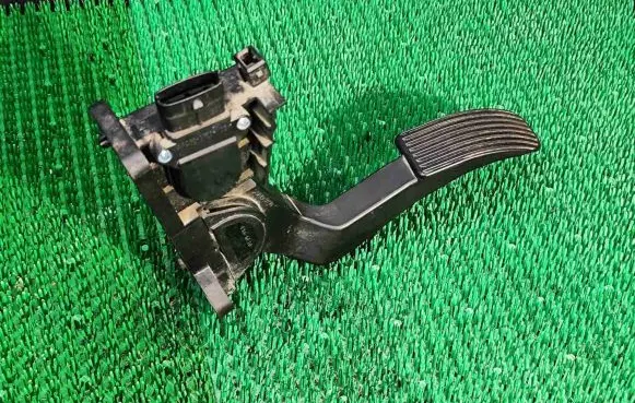 Mercedes-Benz Vito Viano W639 Accelerator throttle pedal A6393000604 490500560 0281002561