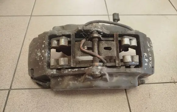 Front brake caliper