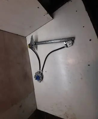 Rear door manual window regulator