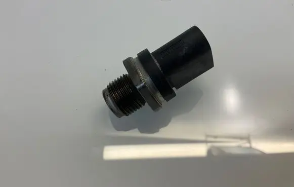 Mercedes-Benz E W211 Fuel pressure sensor A0061533328 0061533328
