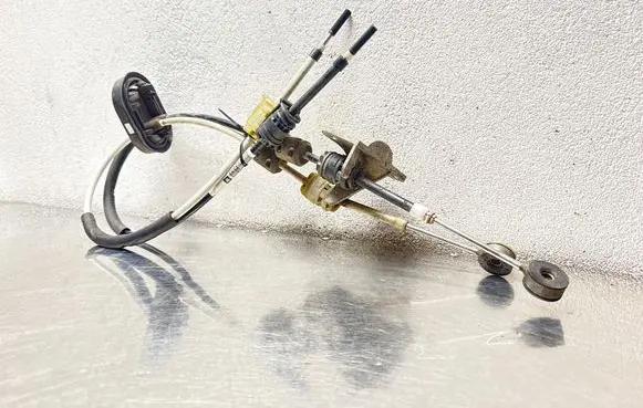 Opel Astra J Gear shift cable linkage 55563703