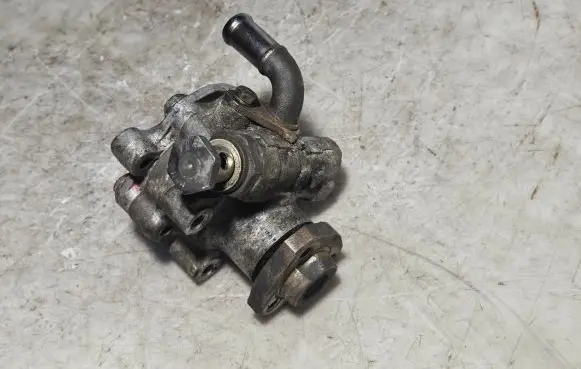Volkswagen Golf IV Power steering pump 1J0422154
