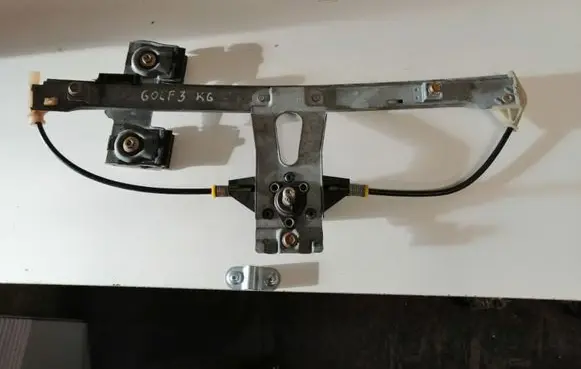 Volkswagen Golf III Front door manual window regulator 1H4839401B