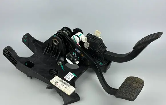 Buick Encore I Brake pedal 42343853 GM42343853 96892406