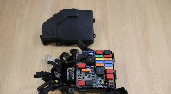 Alfa Romeo Giulietta Fuse module 50518867