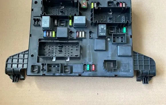 Opel Astra J Fuse module 13302301
