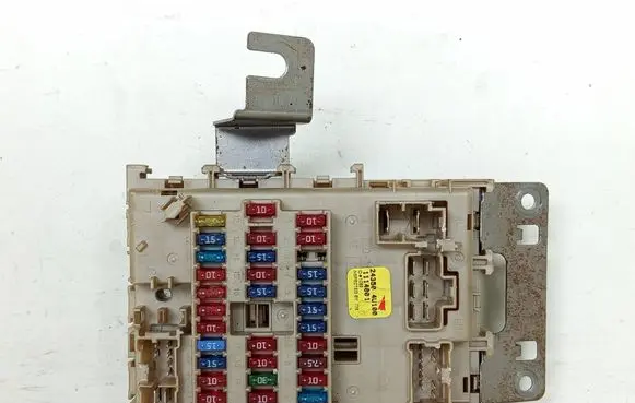 Nissan Almera Tino Fuse box set 243504U100 1114001 1085