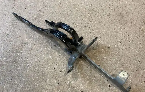 Tailgate/trunk/boot hinge
