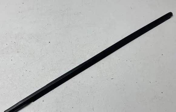 Ford Explorer VI Front door glass trim molding LB5BS20562