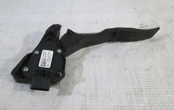 Opel Astra K Accelerator throttle pedal 13373777