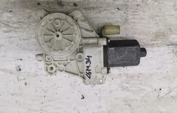 Mercedes-Benz Sprinter W906 Front door window regulator motor A0068205442